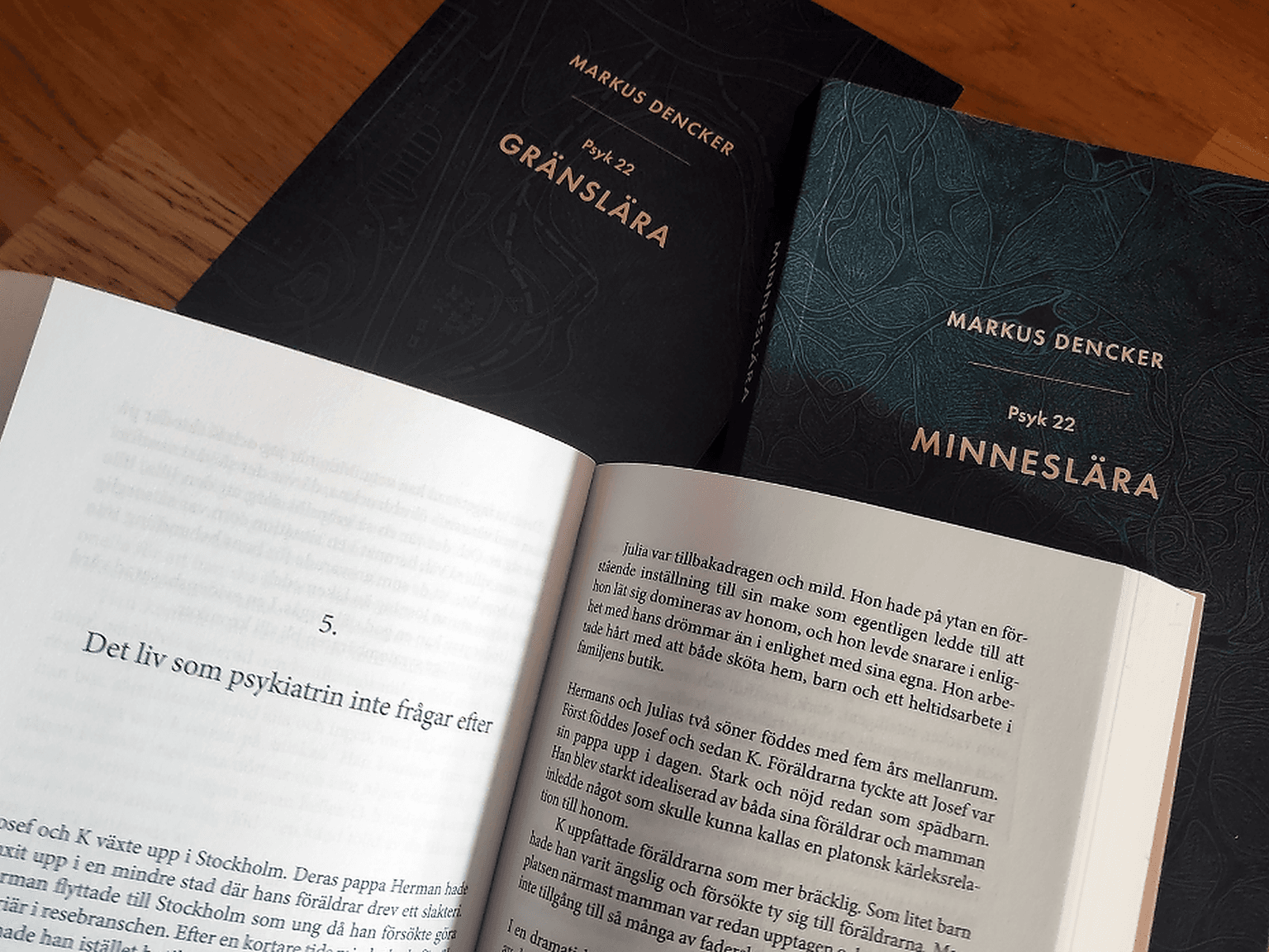 Utbildningen utgår från boktrilogin Psyk22 som ingår i kursavgiften